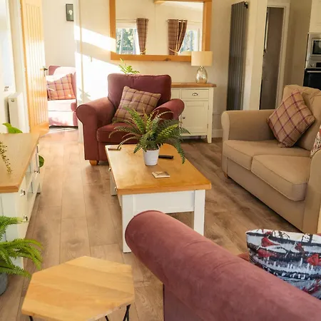 Hollicarrs - Waters Edge Chata *